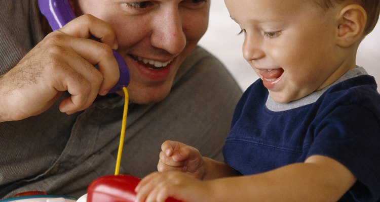Simulen juegos de hablar por teléfono para hacer que tu niño pequeño hable más.