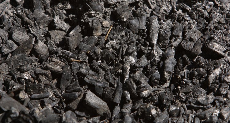 O carvão vegetal é usado para muito mais do que churrascos de verão