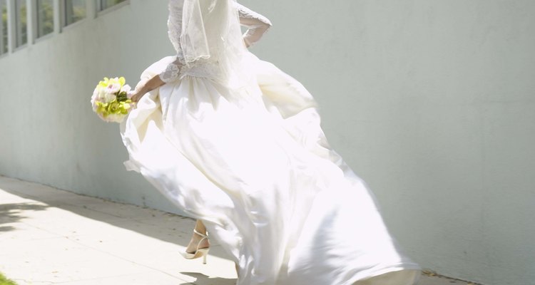 La mayoría de los vestidos de novia son blancos, pero no son todos cortes de la misma tela.