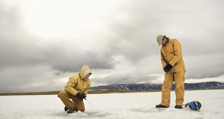 Cuando vas de pesca en el hielo, es mejor no ir solo y avisar a alguien antes de salir al hielo.