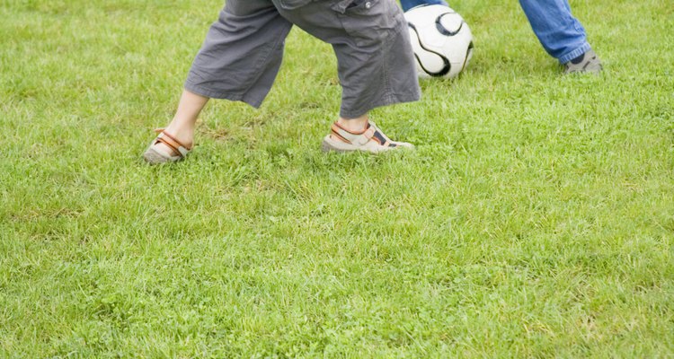 Treinos de futebol para crianças de 6 a 7 anos melhorarão sua habilidade de drible