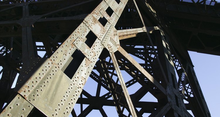 Las planchas de acero laminadas en caliente se utilizan como placas de armaduras para reforzar los puentes de acero.