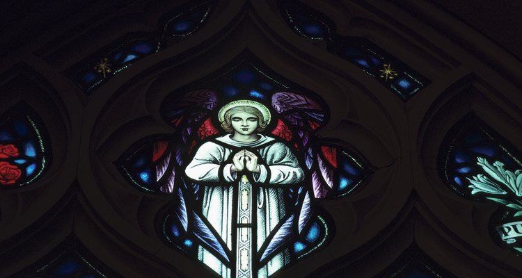 Las Iglesias católicas a menudo tienen ventanas con vitrós que representan escenas bíblicas.