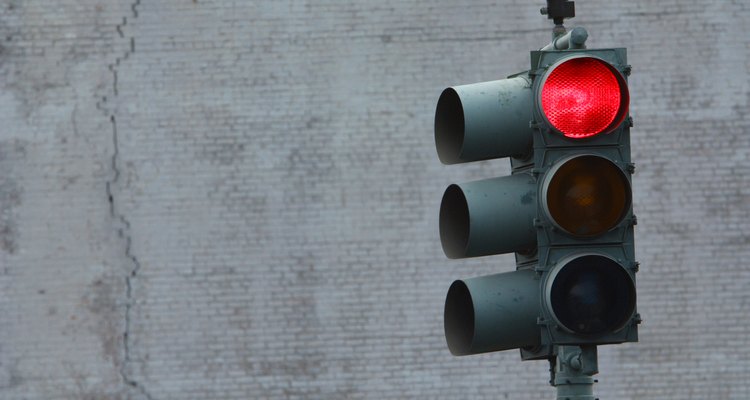 Tener una multa por pasar un semáforo en rojo puede dificultarte el proceso de registro de tu auto.