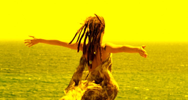 Iniciar dreadlocks não requer produtos químicos, cera ou gel