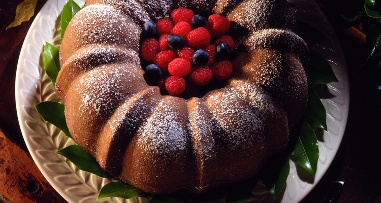 O açúcar de confeiteiro geralmente é usado no lugar de coberturas em bolos bundt