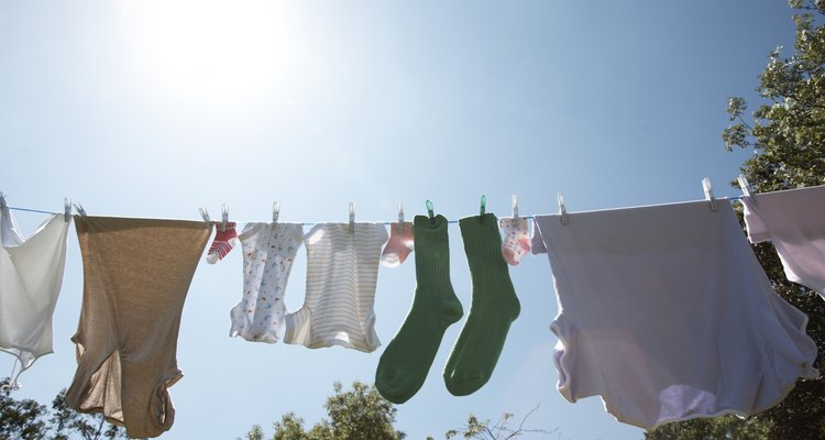 Pendure as suas roupas secas em um varal externo a fim de remover todos os odores