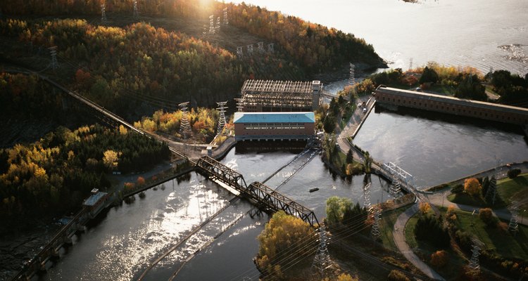 Un embalse almacena agua para que la planta hidroeléctrica la use.