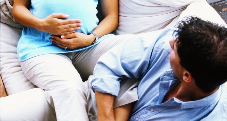 Marido massageando os pés da gestante