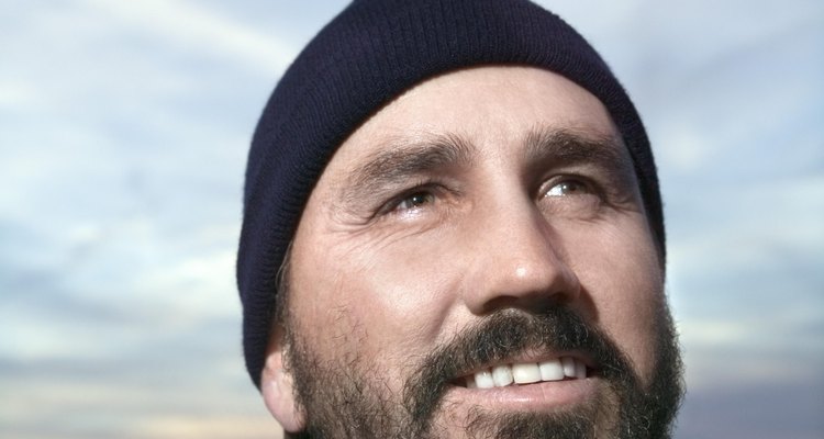 Kits para tingir a barda e o bigode permitem que você escureça sua barba