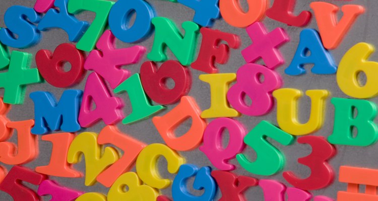 Con un alfabeto magnético ayudas a los niños a conocer las letras.