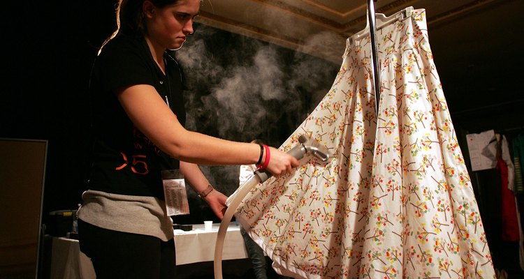 Mujer planchando una falda.