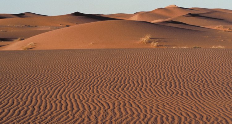 El el desierto, donde hay una gran diferencia de temperatura entre el día y la noche, las capas externas de las rocas se expanden y contraen, haciendo que las capas se despeguen.