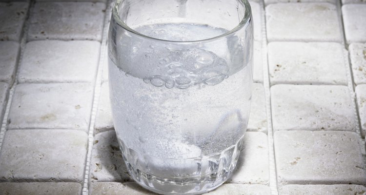 Beber agua con gas puede saciar tu sed igual que el agua normal.