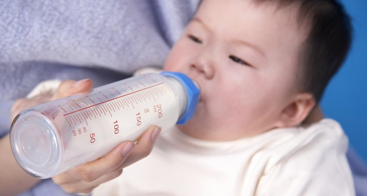 Lo que tu bebé come ayuda a determinar el motivo del olor de los pañales sucios.