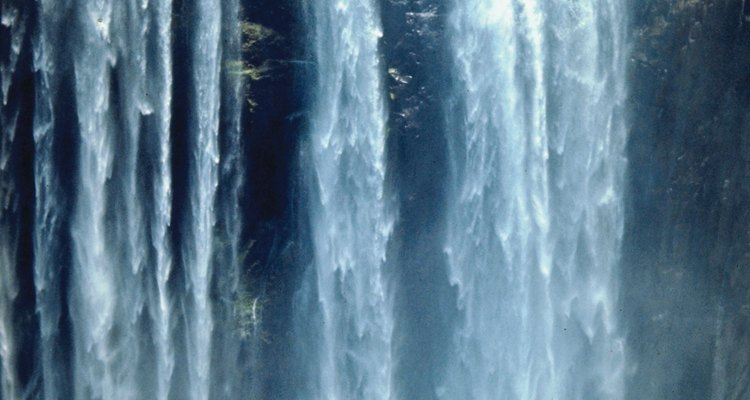 El agua, una fuerza natural poderosa, provee belleza y maravilla en la forma de una catarata.