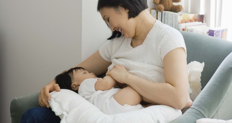 Remova as manchas de leite materno para manter as roupas de seu bebê limpas e bonitas