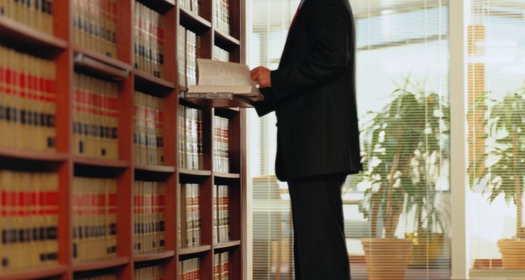 Algunas carreras pueden requerir educación formal adicional más allá de una licenciatura en criminología: expertos forenses y abogados, por ejemplo.