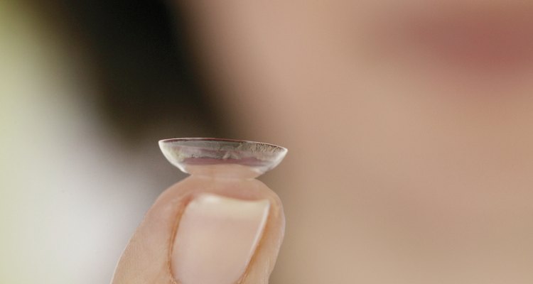 Tan solo una pequeña lente puede provocar una gran frustración cuando se pierde detrás del párpado.