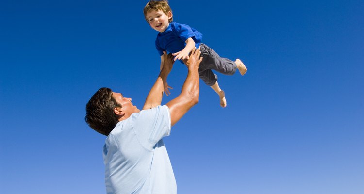 Algunos padres tienen dificultades para expresar emociones hacia los niños.