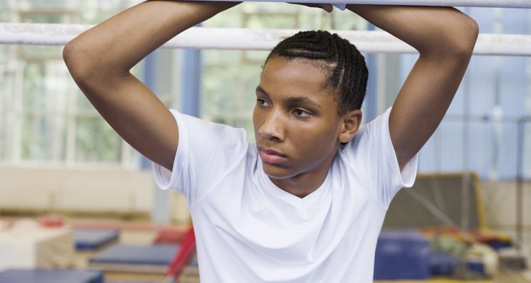 Las barras asimétricas requieren fuerza, equilibro y flexibilidad en el gimnasta.