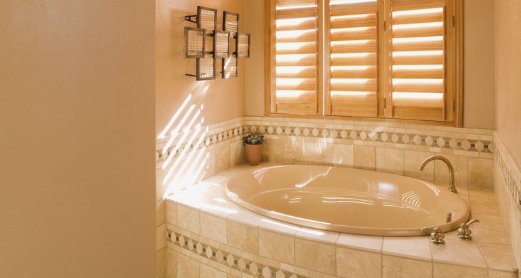 Mantén tu bañera limpia para evitar las manchas desagradables.