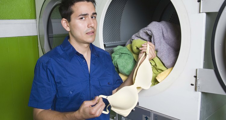 A lavagem indevida de roupas coloridas pode causar a transferência de tinta para os sutiãs