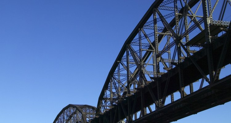 Las cerchas de puentes a menudo cruzan ríos.