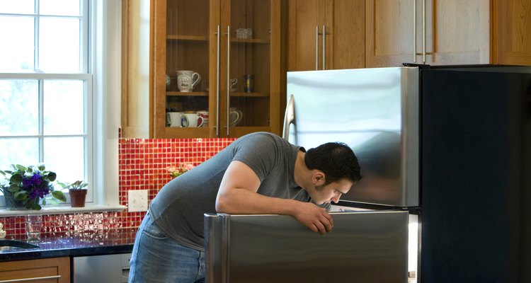 Hombre mirando el refrigerador.