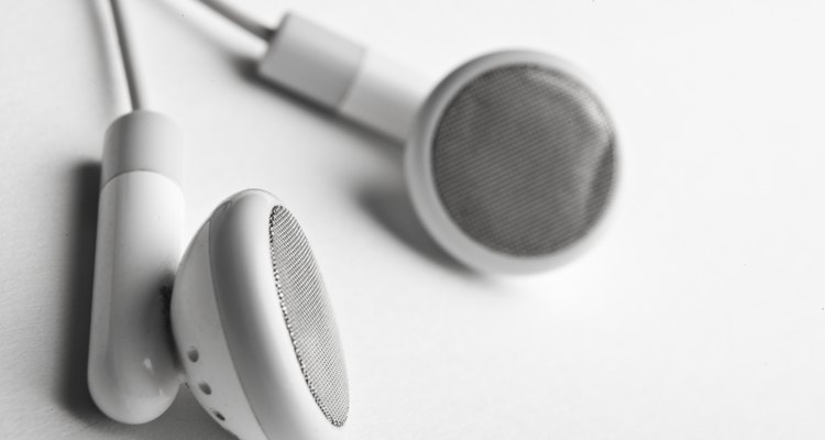Transforme dois pares de fones velhos em um cabo auxiliar para conectar reprodutores de MP3 nas portas "AUX In" dos aparelhos de som