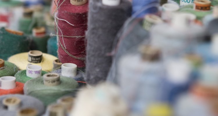 Máquinas de overlock usam cones de linha em vez de bobinas menores