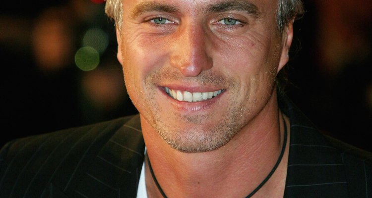 Os longos e bem cuidados cabelos loiros do ex-jogador francês David Ginola marcaram época