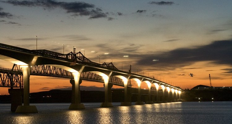 Los ingenieros civiles construyen puentes y otras infraestructuras importantes.