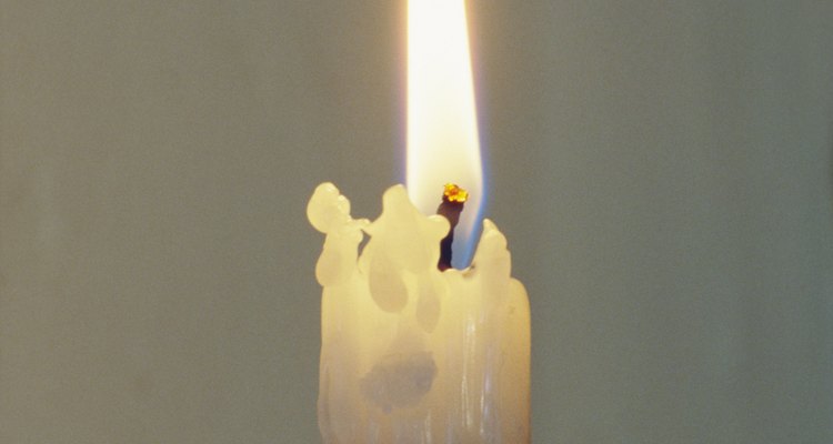 A vela irá começar a derreter quando o calor do fogo se aproximar dela