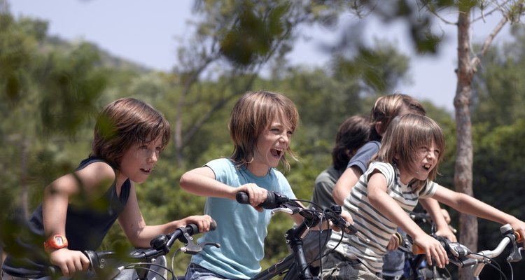A los seis años de edad un niño debería ser capaz de andar en bicicleta.