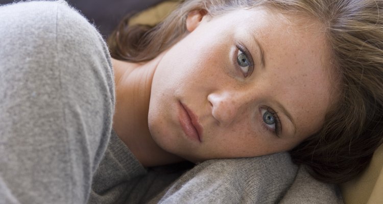 Los adolescentes frecuentemente experimentan tristeza y depresión durante la pubertad.