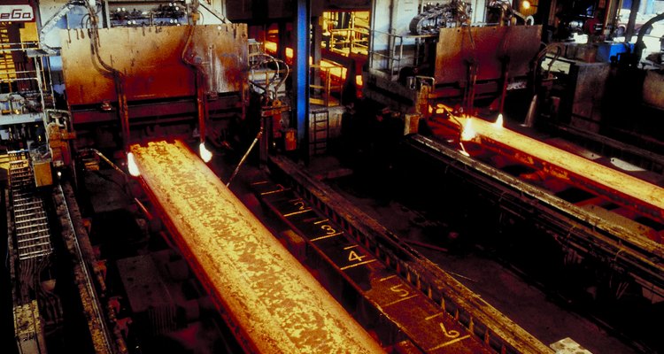O processo de submeter um metal a tratamento térmico é conhecido como têmpera ou endurecimento