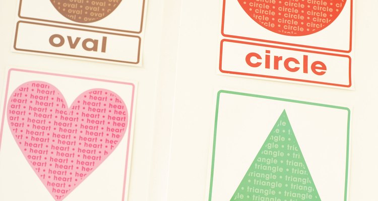Las cartas son una manera de enseñarle a tu hijo de 2 años de edad las formas.