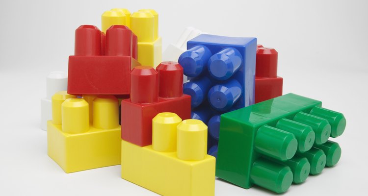 Los bloques también estimulan el desarrollo de habilidades en matemáticas como contar.