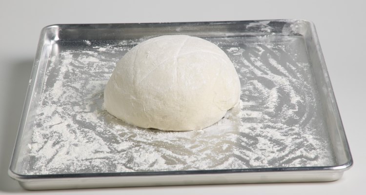 Engrasa bien las charolas para evitar que el pan se pegue.
