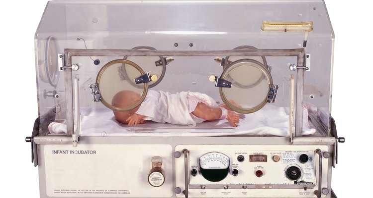 Bebé recién nacido en una incubadora.