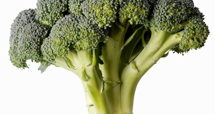 Un tallo mediano de brócoli tiene un 220 ​​por ciento de tu ingesta diaria recomendada o valor diario de vitamina C.