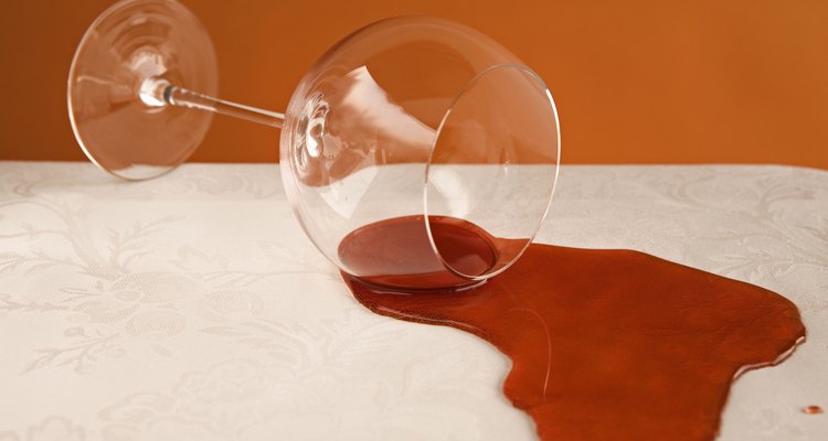 Espolvorea sal sobre los derrames de vino tinto para detener su propagación.