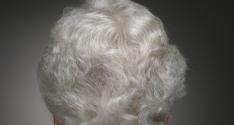 El bicarbonato de sodio blanqueará el pelo gris y blanco de manera natural.