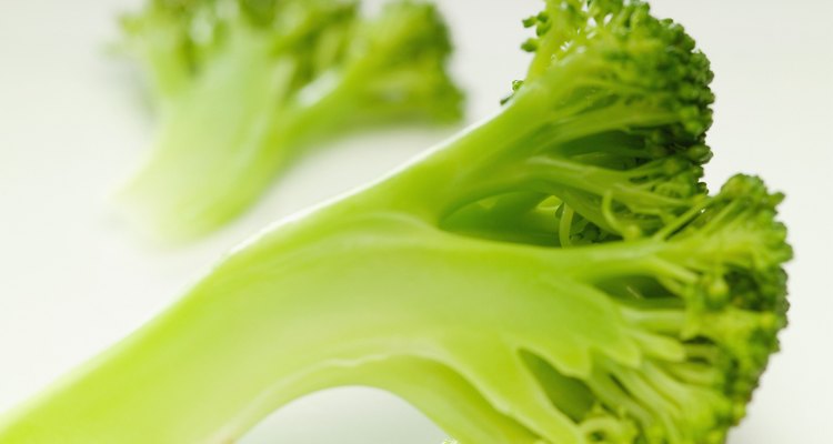 El brócoli es un alimento con un denso contenido de nutrientes que tiene muchos beneficios para la salud, incluyendo la prevención del estreñimiento.