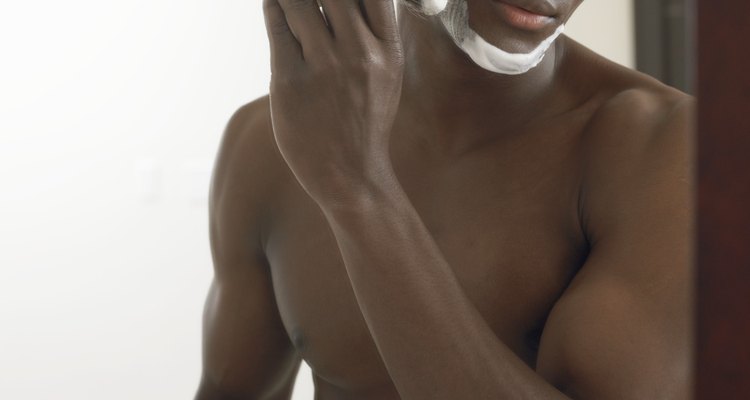 Utilizar a técnica adequada ao se barbear é essencial para eliminar e prevenir manchas escuras
