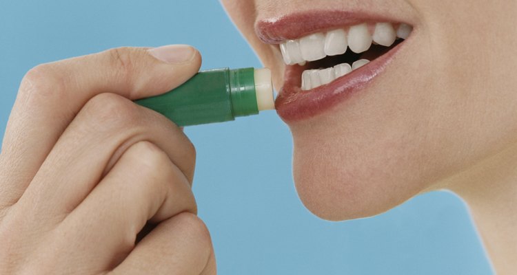 A queilite esfoliativa causa o ressecamento e descamação dos lábios