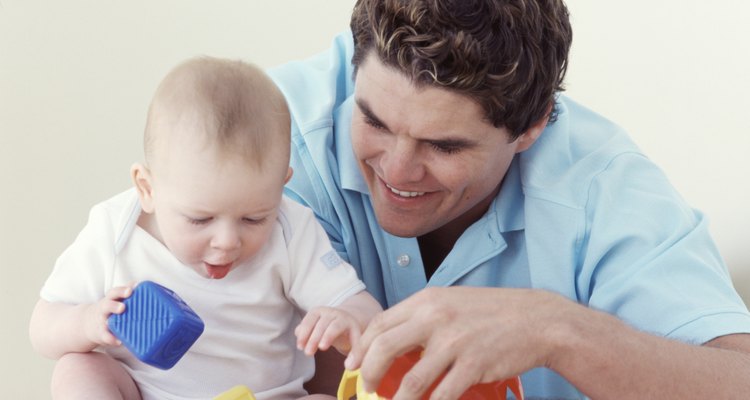 Use brinquedos coloridos para incentivar o bebê a se esticar e alcançar