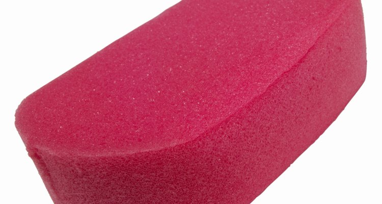 Las esponjas suaves limpian los asientos de inodoro de manera segura sin daños.