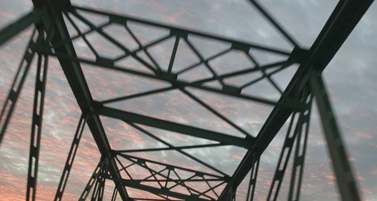 Uma ponte treliçada usa uma estrutura de vigas para ter rigidez
